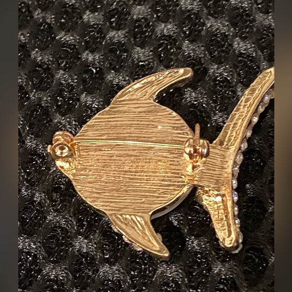 Gold Tone Jelly Belly Clear Rhinestones Fish Brooch Pin Unisex - Picture 7 of 9